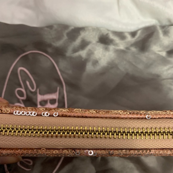 Beautiful rose gold sequinned clutch - Picture 3 of 4